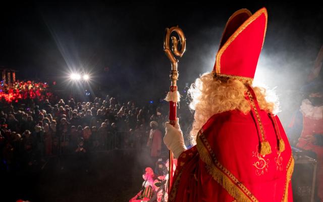 Sinterklaas voor het gemeentehuis in Wuustwezel