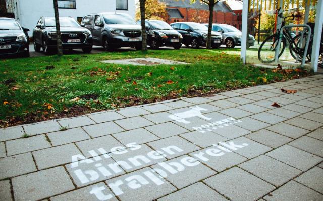 Het logo van de campagne 'Alles binnen trapbereik' aan het Sociaal Huis, een van de locaties waar de deelfietsen komen.