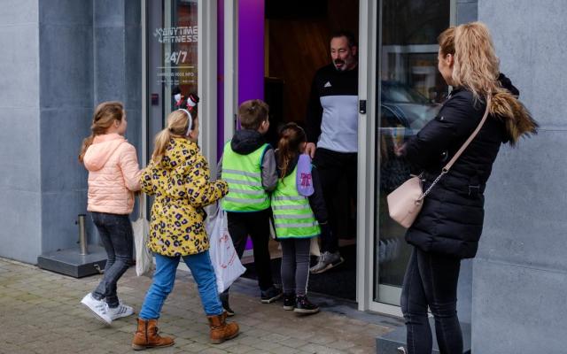 Een groepje jonge zangertjes tijdens het nieuwjaarszingen