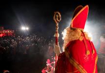 Sinterklaas voor het gemeentehuis in Wuustwezel