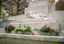Bloemenkransen op het oorlogsmonument aan het Gemeentepark