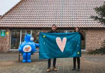 Aan de bibliotheek in Wuustwezel hangt een speciale vlag voor de koesterweek. Zo tonen we de hele week ons hart voor gezinnen met verdriet in onze gemeente.