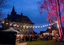 Het sfeervol verlichte gemeentehuis van Wuustwezel tijdens de vorige editie van de nieuwjaarsdrink