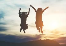 spelende kinderen bij zonsondergang