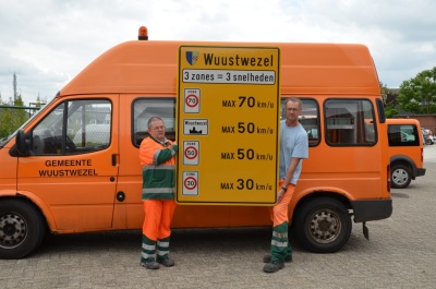 Grote zoneborden markeren de toegangswegen naar Wuustwezel.