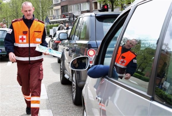 Stickerverkoop Rode Kruis aan onze kruispunten.