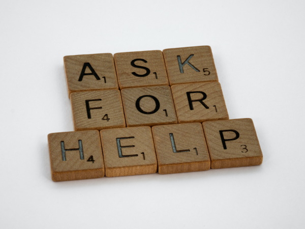 Vraag om hulp als je problemen hebt. Photo by Brett Jordan on Unsplash