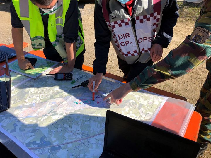 Motorkapoverleg bij de brand op het Groot Schietveld in 2021