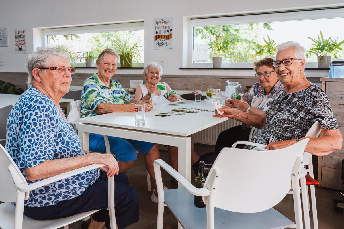 Een groepje vrouwen in dienstencentrum Ter Wezel