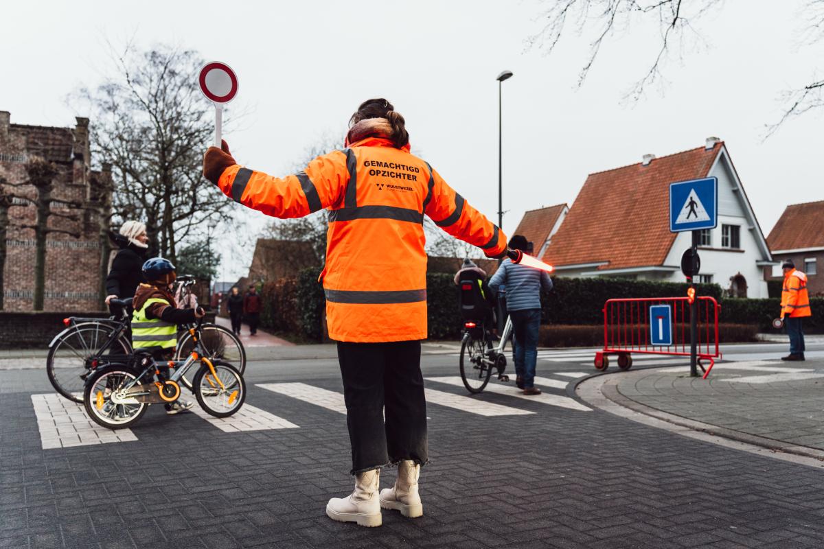 Gemachtigd opzichters helpen kinderen oversteken aan het gemeentepark