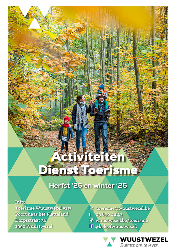 cover van de activiteitenbrochure van de dienst toerisme herfst en winter 2025-2026 met een gezin dat wandelt in de natuur