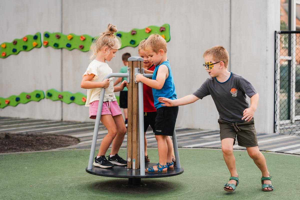 spelende kinderen tijdens een zomerkampje in 't Blokje in Loenhout