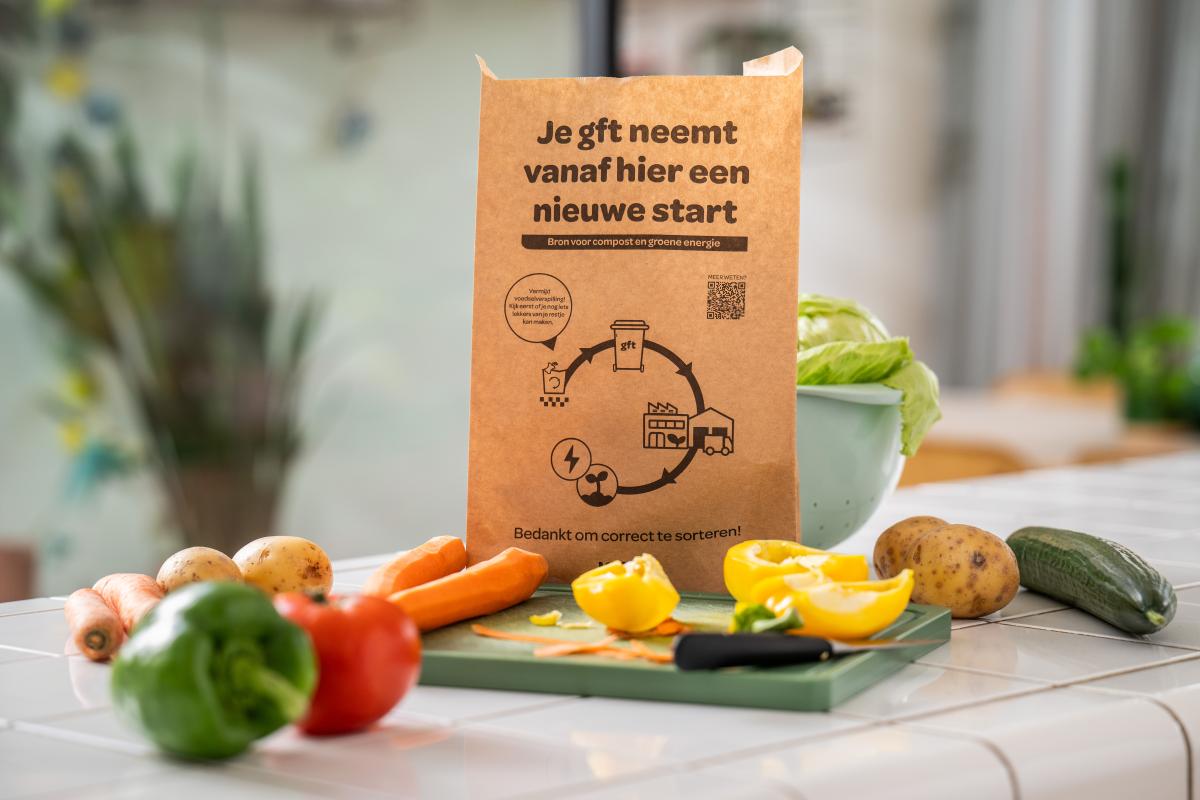 papieren keukenafvalzakje in een keuken