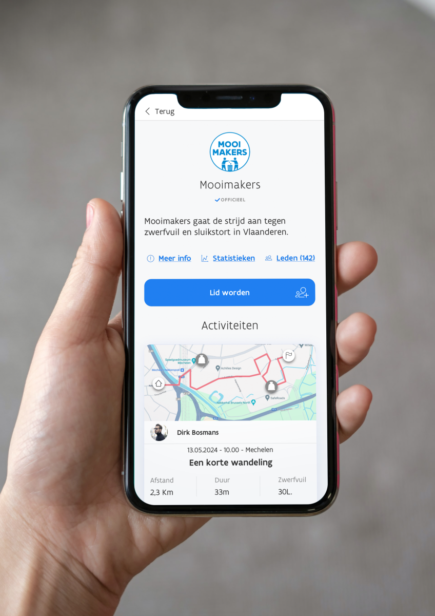 een vrouw bekijkt de app van Mooimakers op haar smartphone