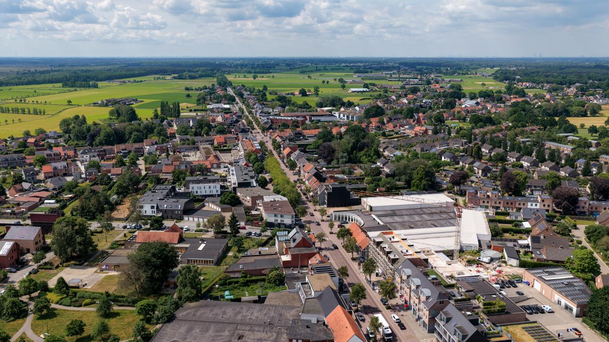luchtfoto van de Bredabaan en omgeving in het centrum van Wuustwezel