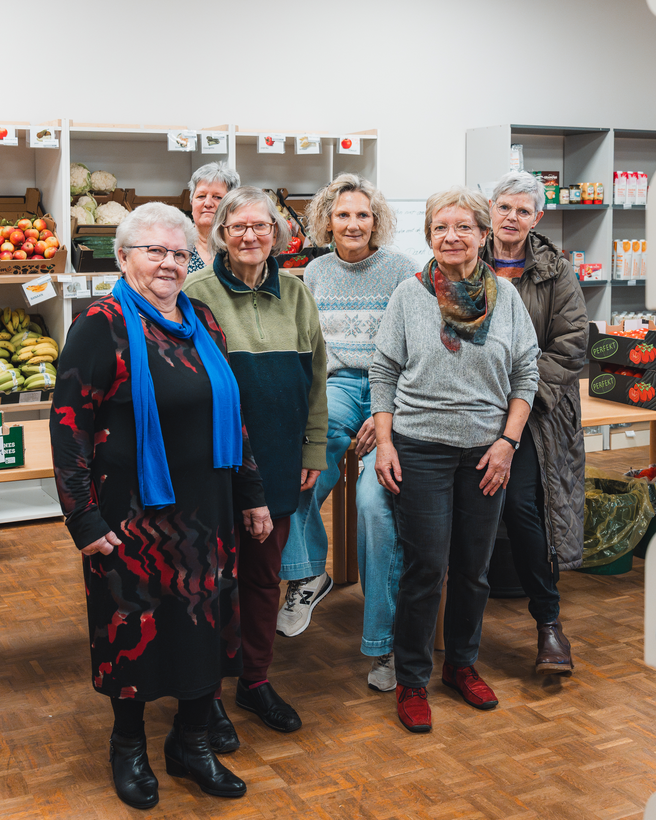 enkele vrijwilligsters van de Sociale Kruidenier poseren voor een foto in de winkelruimte