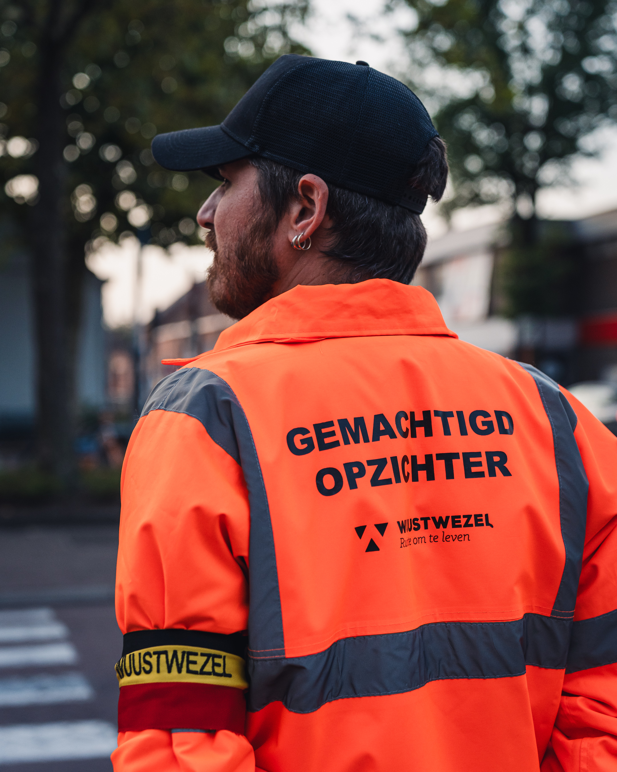 gemachtigd opzichter Swa aan het werk aan de Bredabaan, ter hoogte van Hagelkruis