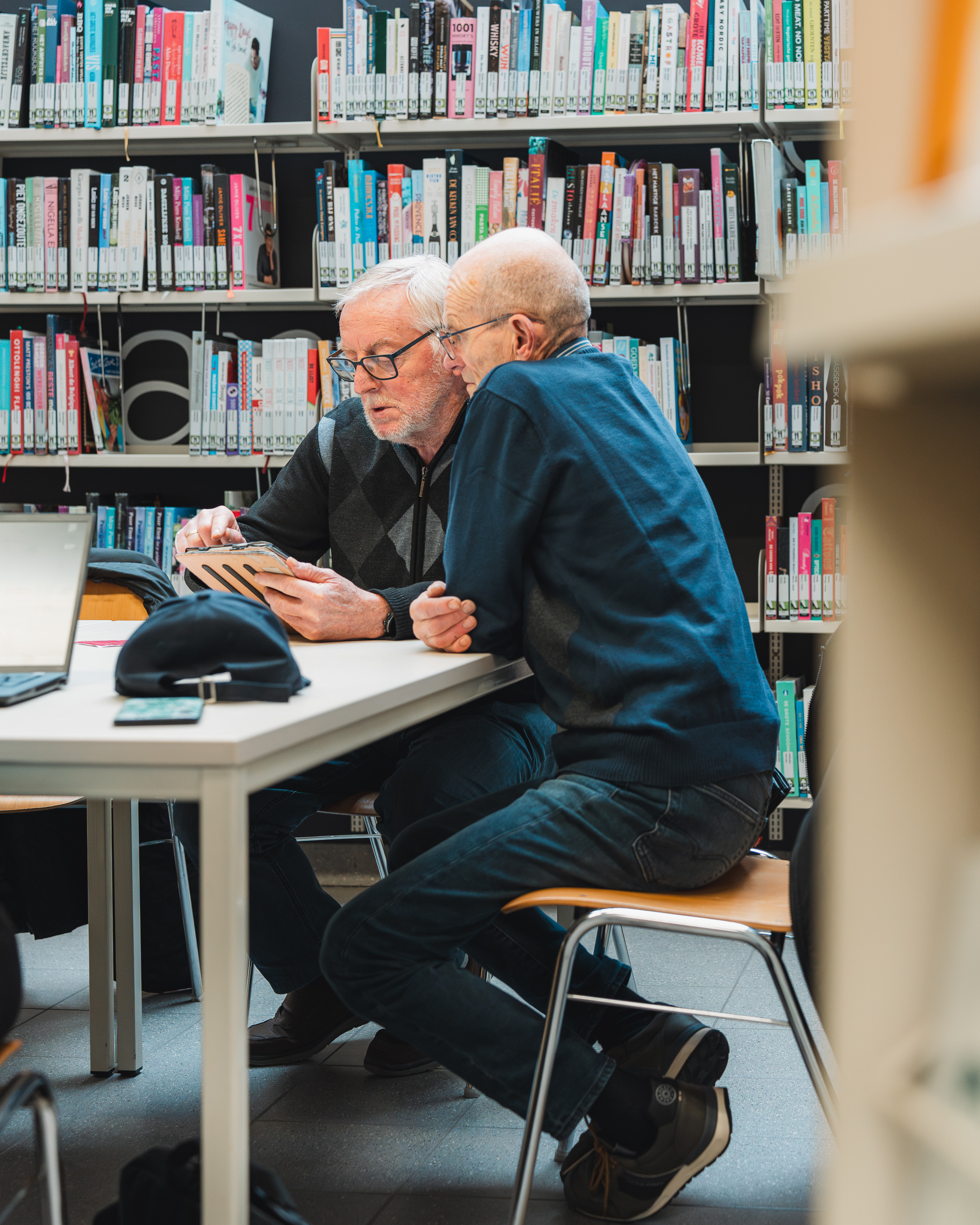 Tijdens Digipunt lost een vrijwilliger 'digitale problemen' op in de bibliotheek