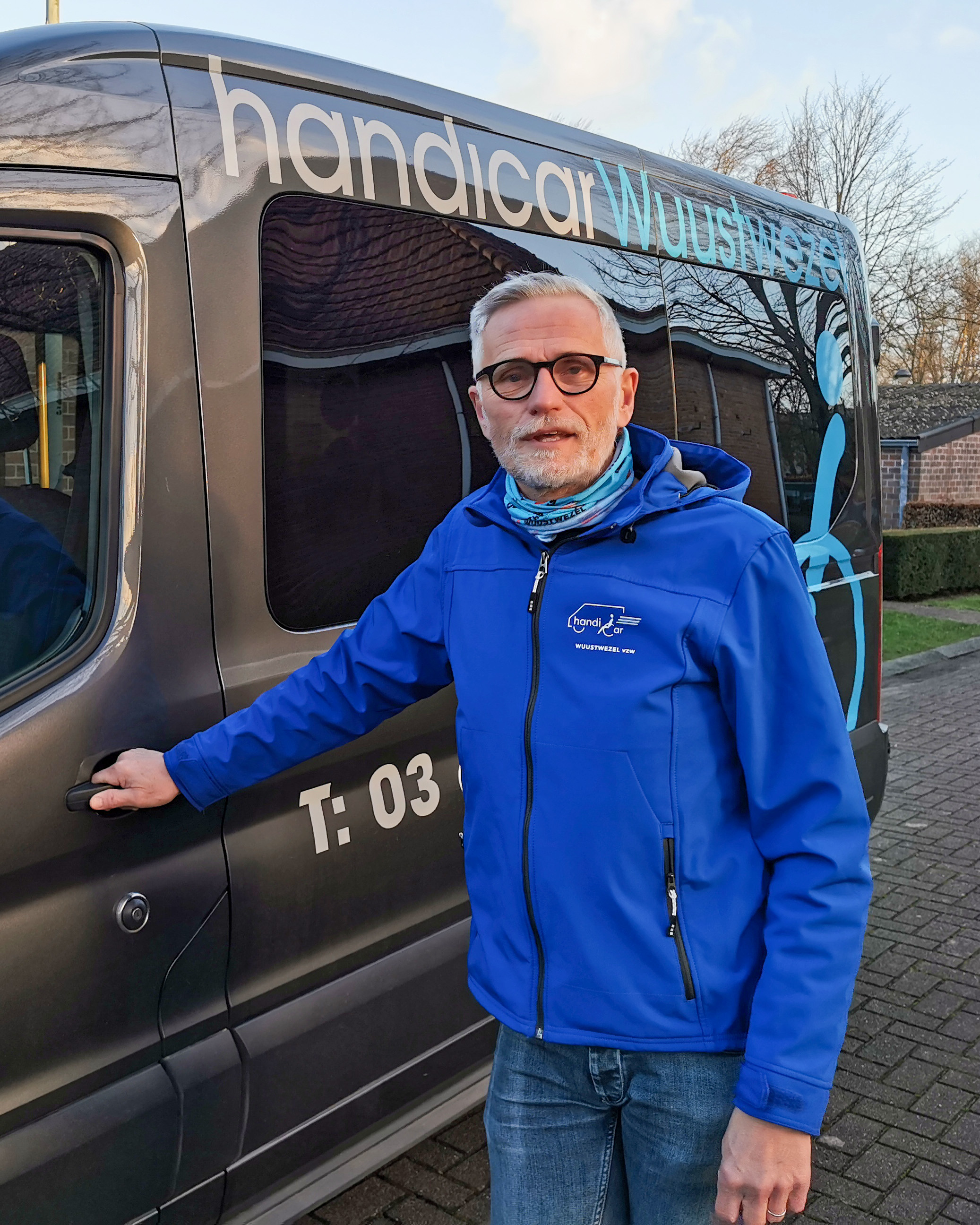 Vrijwillige chauffeur Jan Van Gils aan de handicar