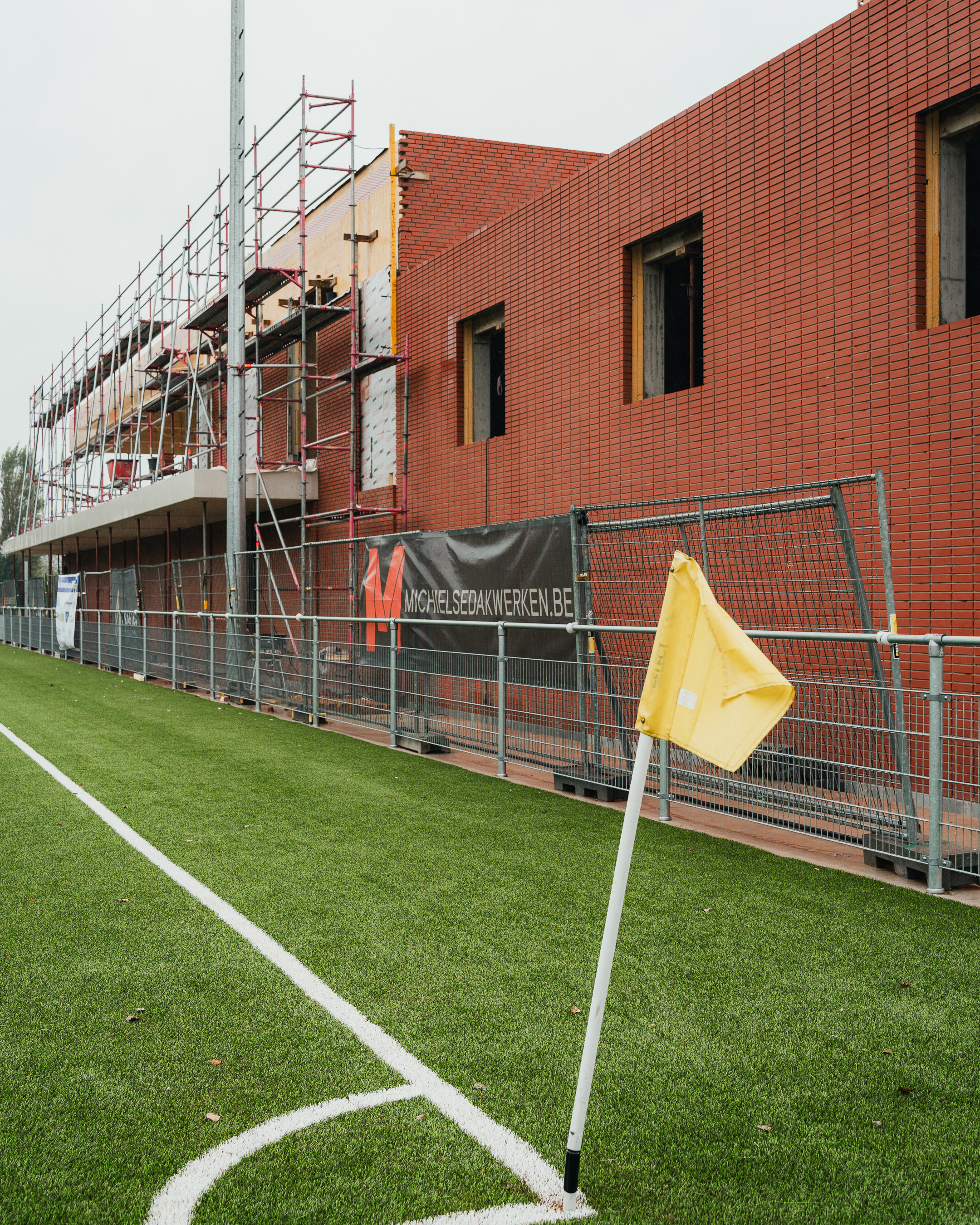 het nieuwe hoofdgebouw langs de kunstgrasvelden op 't Kattegat in de steigers