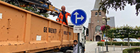 werknemers plaatsen nieuwe signalisatie