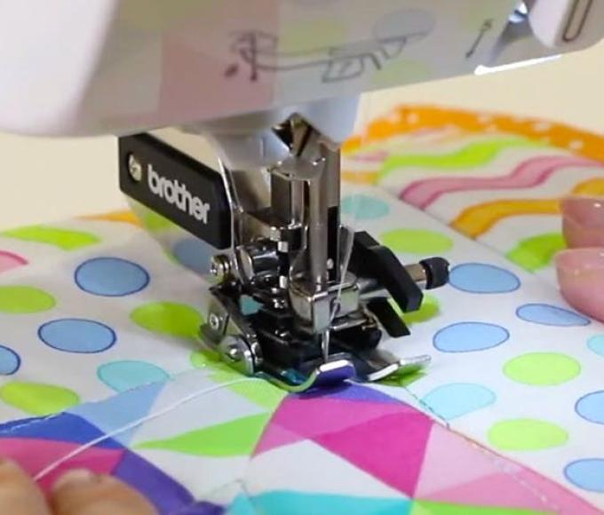naaien op donderdag © https://sewingcraft.brother.eu/nl-nl/blog/tutorials/2022/how-to-sew-awkward-fabrics