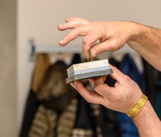 SLIJPEN op de steen © Dominique Zwaenepoel