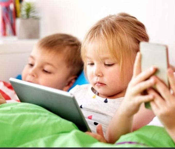 Schermtijd en media-opvoeding © shutterstock