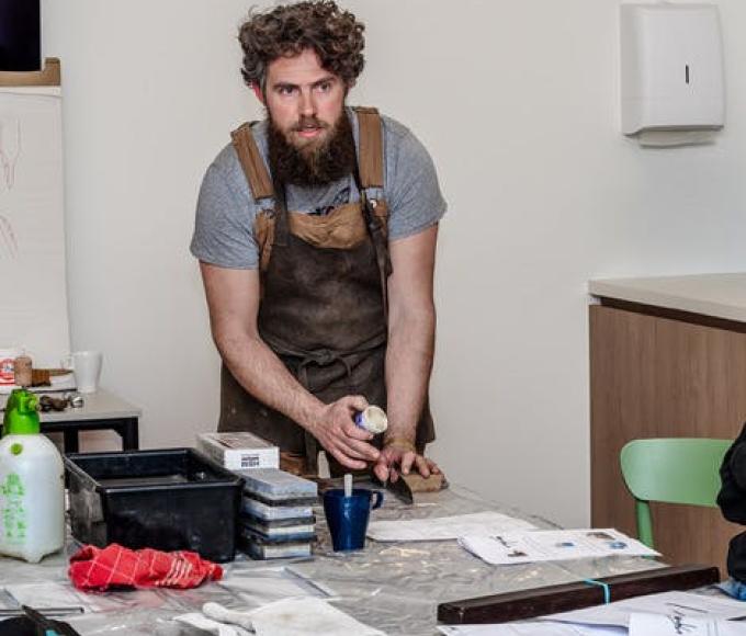 SLIJPEN op de steen © Dominique Zwaenepoel