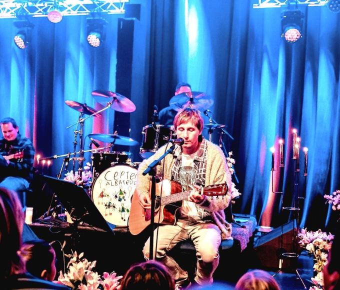 Captain Albatross speelt 'Nirvana Unplugged' © Captain Albatross