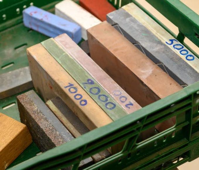 SLIJPEN op de steen © Dominique Zwaenepoel