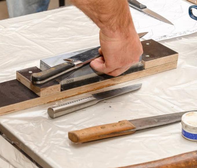 SLIJPEN op de steen © Dominique Zwaenepoel