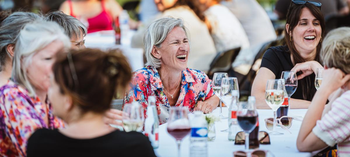 Lachende collega's tijdens de sportdag voor het gemeentepersoneel