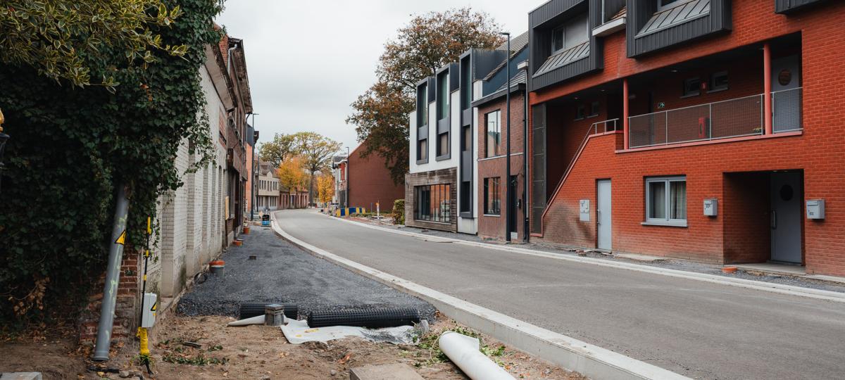 Zicht op de Dorpsstraat ter hoogte van de kerk tijdens de werkzaamheden in fase 2, oktober 2025