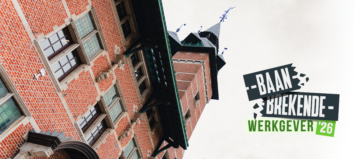 Het gemeentehuis van Wuustwezel met daarnaast het logo van Baanbrekende Werkgever 2026