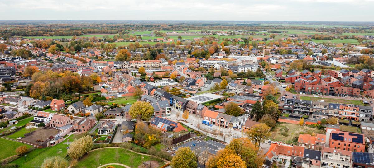 Dronefoto van de Dorpsstraat en het centrum van Wuustwezel tijdens de werkzaamheden in fase 2, november 2025