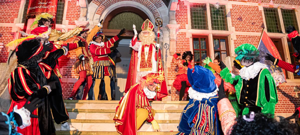 sinterklaas en zijn pieten tijdens de intrede in Wuustwezel vorig jaar, november 2024 (foto: Wezelopdefoto)