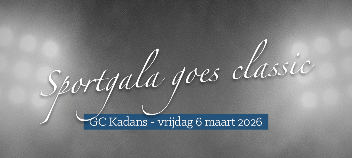 stadionlichten in de mist, zwartwitfoto