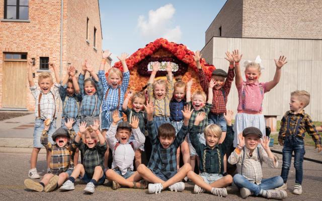Een groepje enthousiaste kinderen tijdens de voorbije bloemencorso