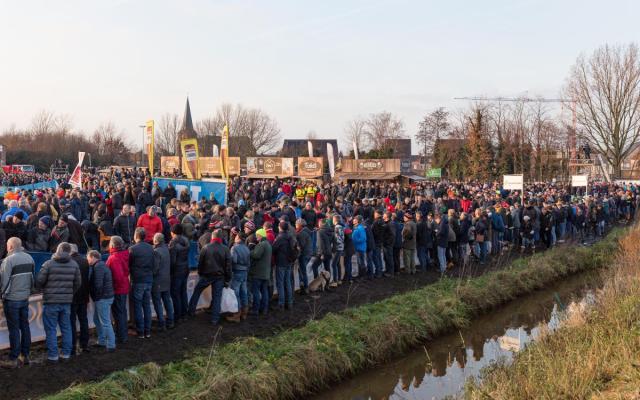 Een massa toeschouwers langs het parcours van de Azencross in Loenhout