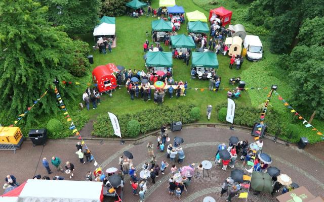 Sfeerbeeld van een van de voorbije edities van het vrijwilligersfeest in het Gemeentepark.