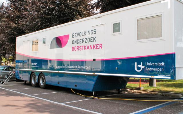 De mammobiel van de Universiteit Antwerpen, een screeningsruimte op wielen