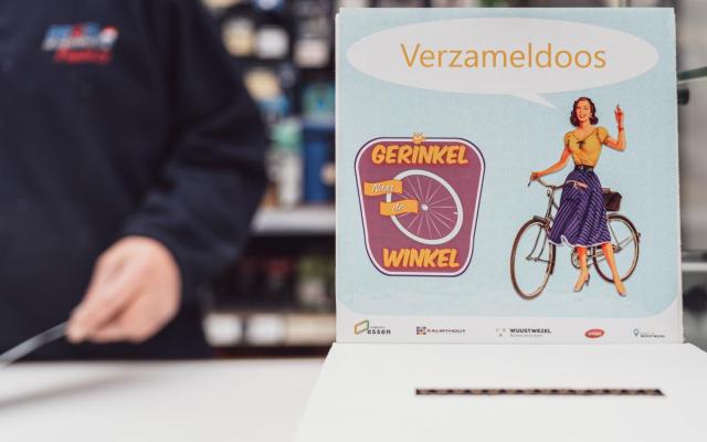 Interieur van een deelnemende winkel, te herkennen aan de Gerinkel naar de winkel-verzameldoos voor volle spaarkaarten