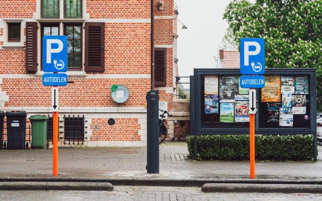 Aan het gemeentehuis zijn twee parkeerplaatsen voorbehouden voor elektrische deelwagens