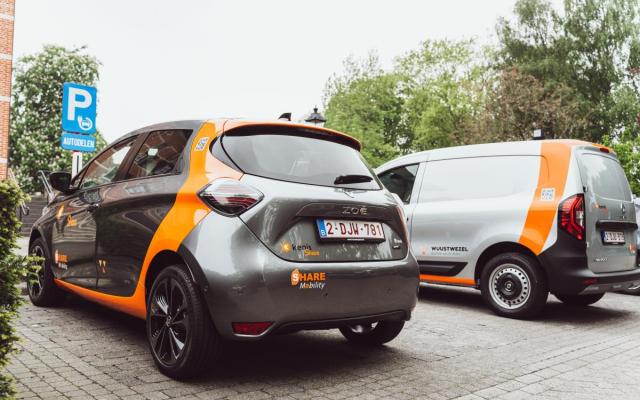 De twee elektrische deelwagens van Wuustwezel, op hun vaste plek aan de laadpaal naast het gemeentehuis