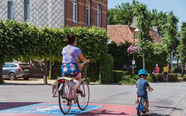 Fietsers rijden op een fietsstraat in de omgeving van gemeenteschool 't Blokje in Loenhout