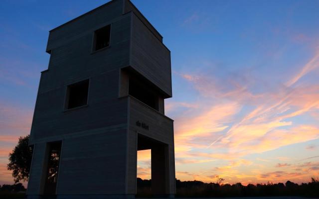 Uitkijktoren De Klot bij ondergaande zon