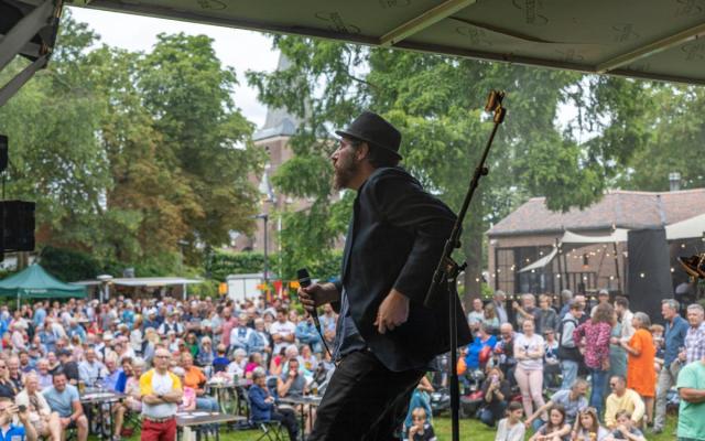 Sfeerbeeld van een muziekoptreden tijdens het Gooreinds Tuinfeest van 2022