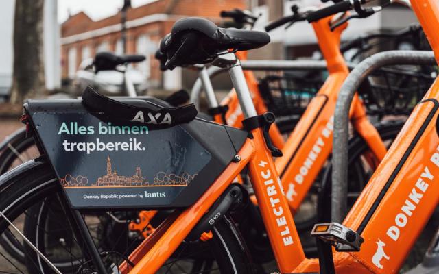 Donkey Republic-deelfietsen aan de wissel in Wuustwezel-centrum