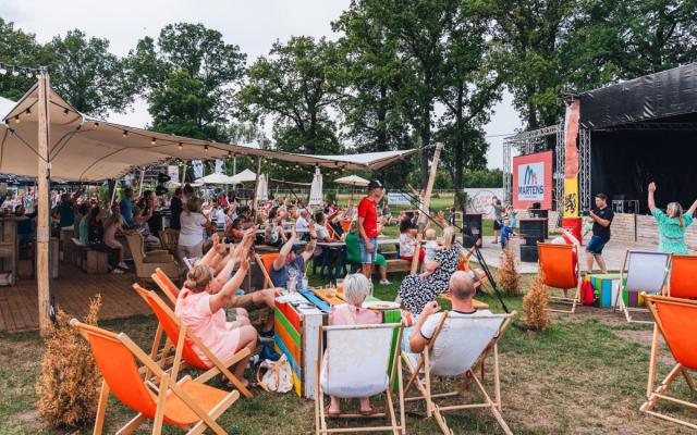 De sfeer zat er goed in bij Bar Woest tijdens Vlaanderen Feest op 11 juli